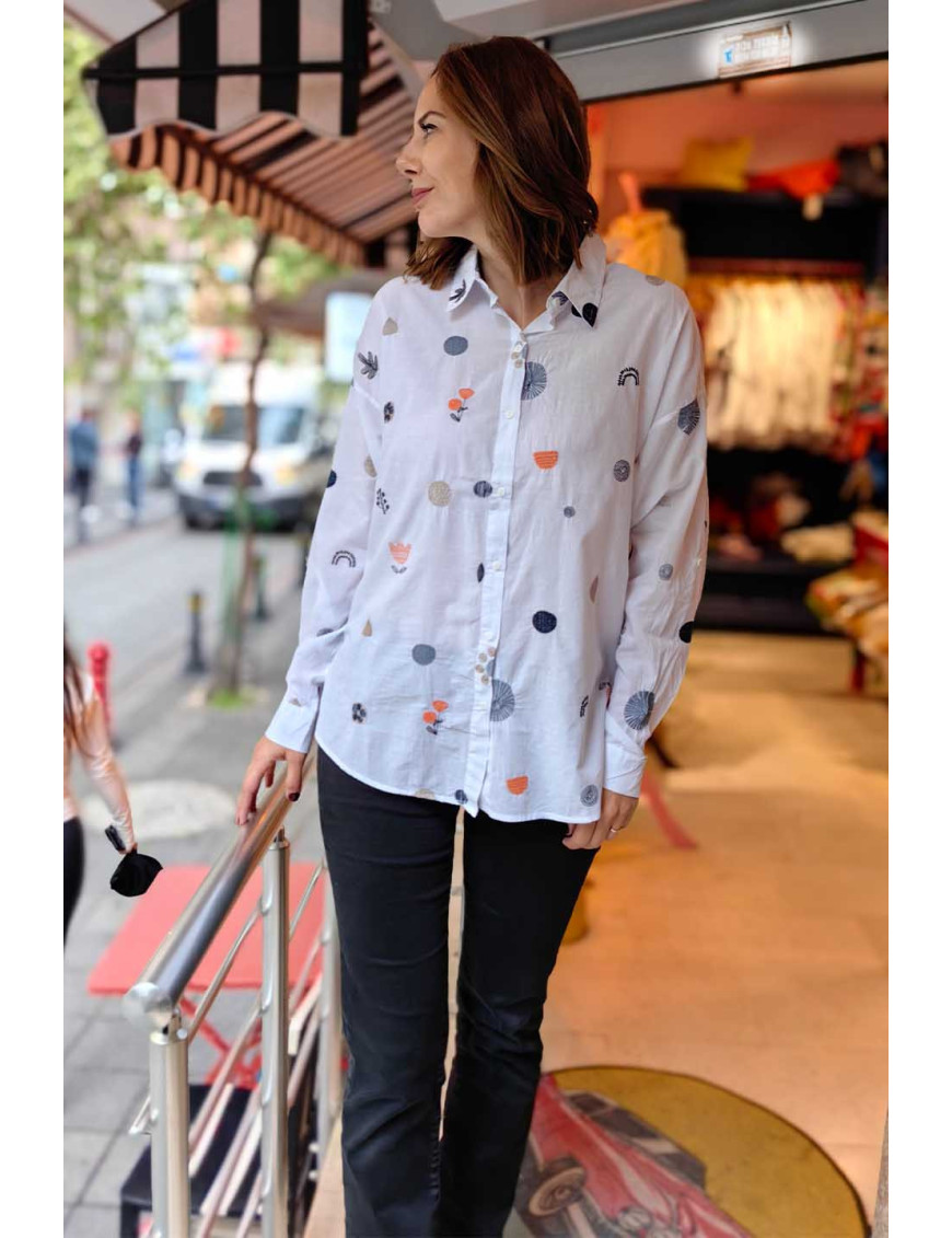 Minimal Nakışlı Beyaz Gömlek - Desenli Salaş Baharlık Kadın Gömleği