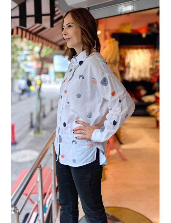 Minimal Nakışlı Beyaz Gömlek - Desenli Salaş Baharlık Kadın Gömleği