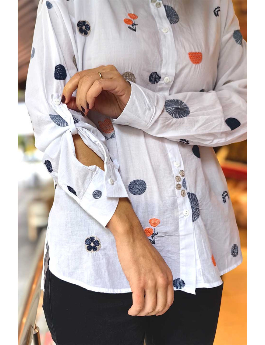 Minimal Nakışlı Beyaz Gömlek - Desenli Salaş Baharlık Kadın Gömleği