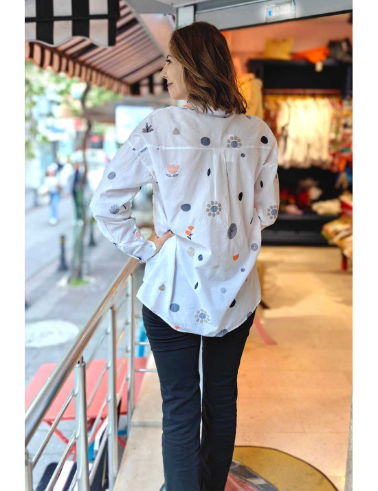 Minimal Nakışlı Beyaz Gömlek - Desenli Salaş Baharlık Kadın Gömleği