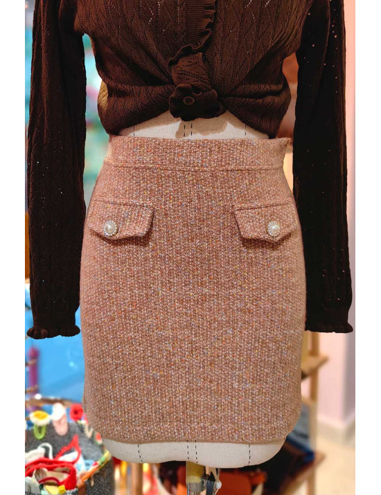 Göz alıcı tüvit mini etek modelleriyle stilinizi tamamlayın. Şık, cepli ve incili düğmeli tasarımı keşfedin. Kaliteli tüvit