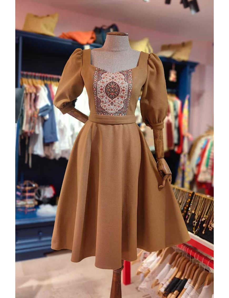 Etnik Desenli Kalp Yaka Camel Elbise | Özel Tasarım Butik
