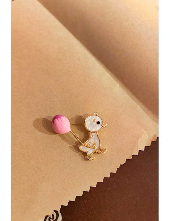 Balonlu Sevimli Ördek Tasarım Broş – Sedef Dokulu ve Gold Detaylı