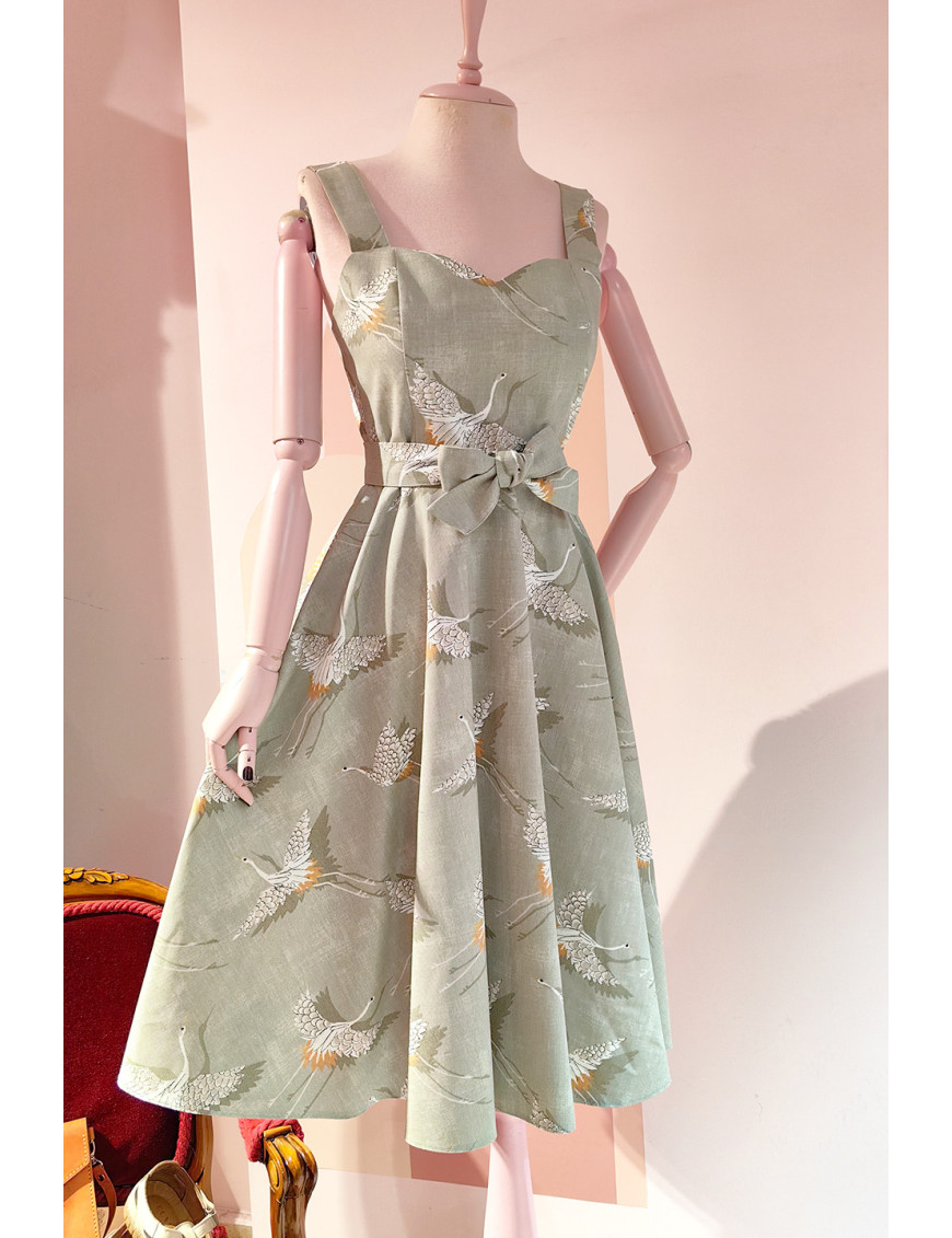 Turna Kuşu Desenli El Yapımı Adaçayı Yeşil/Gri Retro Tasarım Elbise - "Kalp Yaka Zarafet Kanatlarında"