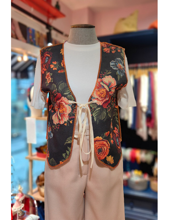Vintage Çiçek Desenli Goblen Görünümlü Tasarım Bağlamalı Yelek
