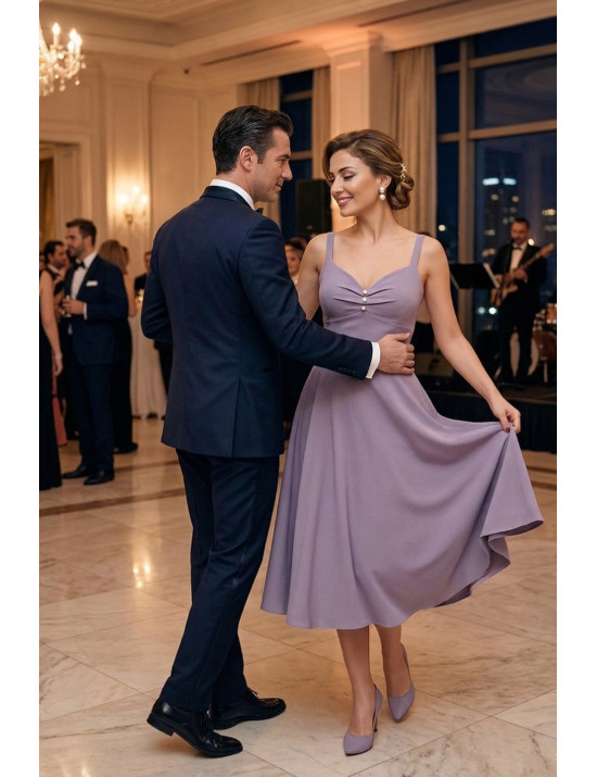 Leylak Rengi İnci Düğme Detaylı Retro Kesim Askılı Tasarım Elbise