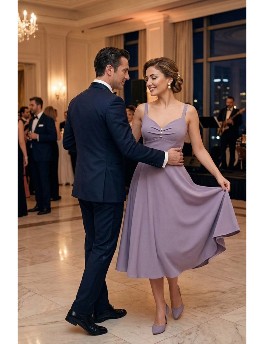 Leylak Rengi İnci Düğme Detaylı Retro Kesim Askılı Tasarım Elbise