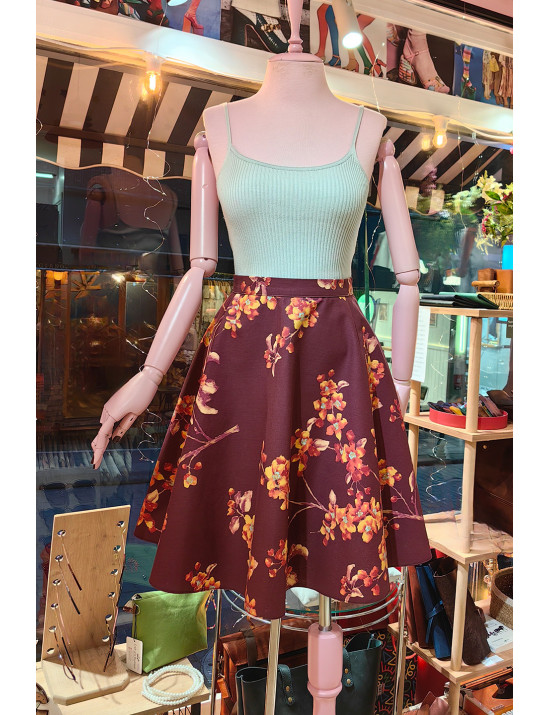 Bordo Hardal Çiçek Desenli Kloş Tasarım Mini Etek – Retro Şıklık