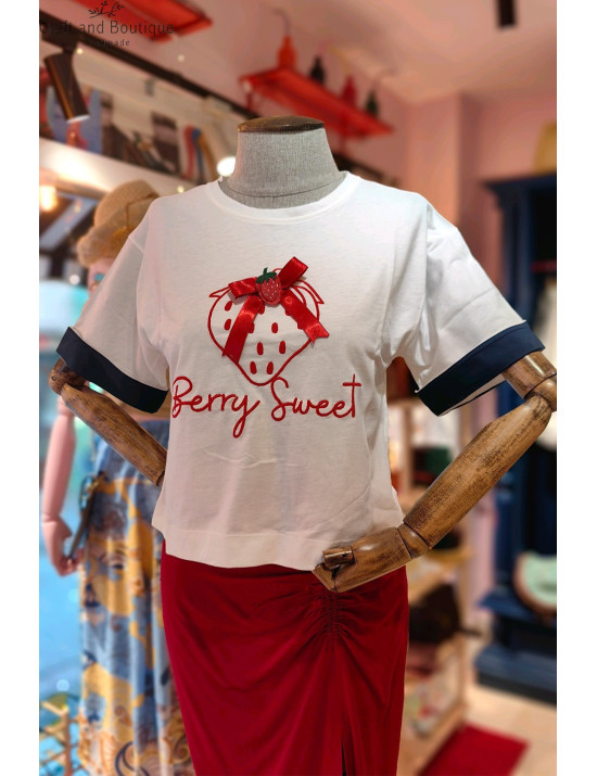 Berry Sweet Nakışlı Beyaz Crop Tişört | Yazlık Kadın Tişört Modelleri