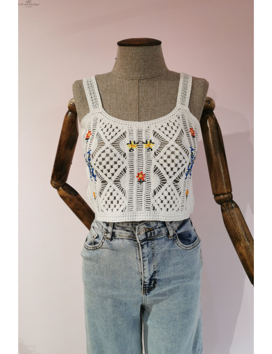Çiçek Nakışlı Beyaz Dantel Crop – El Örgüsü Görünümlü Yazlık Bluz