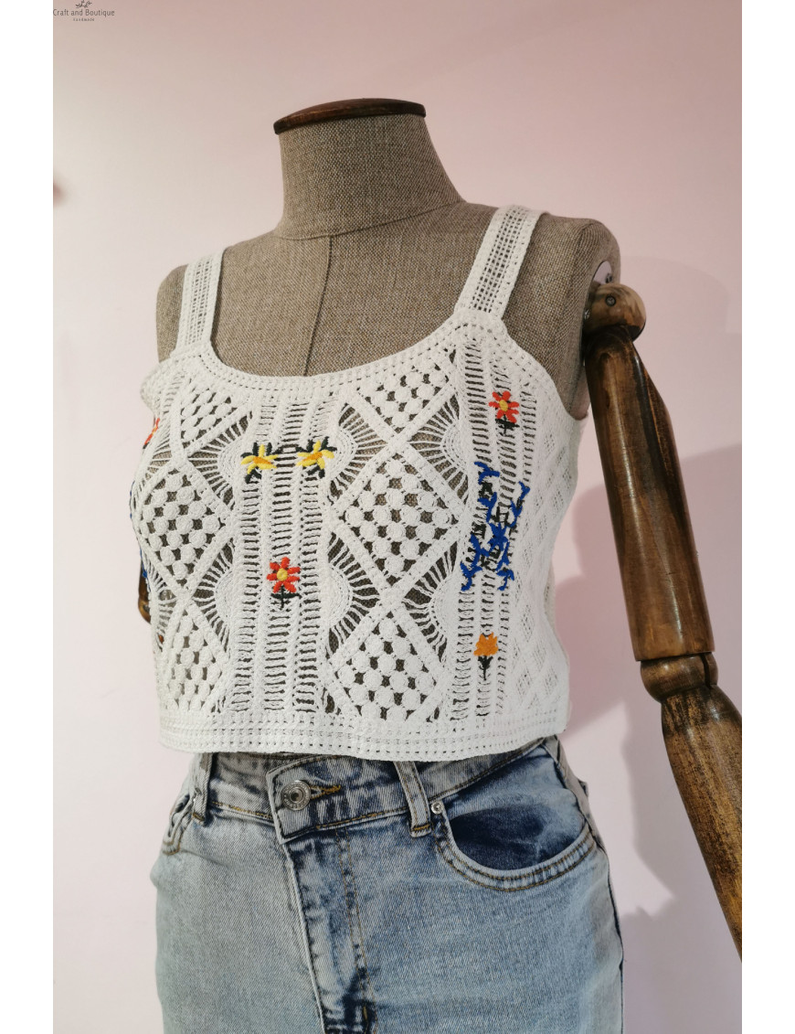 Çiçek Nakışlı Beyaz Dantel Crop – El Örgüsü Görünümlü Yazlık Bluz
