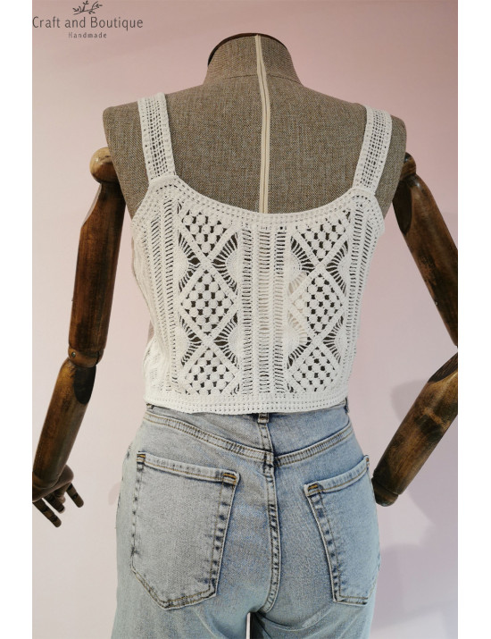 Çiçek Nakışlı Beyaz Dantel Crop – El Örgüsü Görünümlü Yazlık Bluz