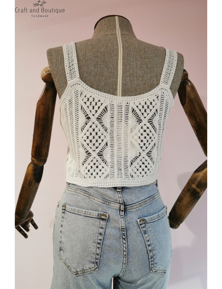 Çiçek Nakışlı Beyaz Dantel Crop – El Örgüsü Görünümlü Yazlık Bluz