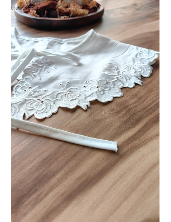 Beyaz Çiçek Detaylı Yakalık