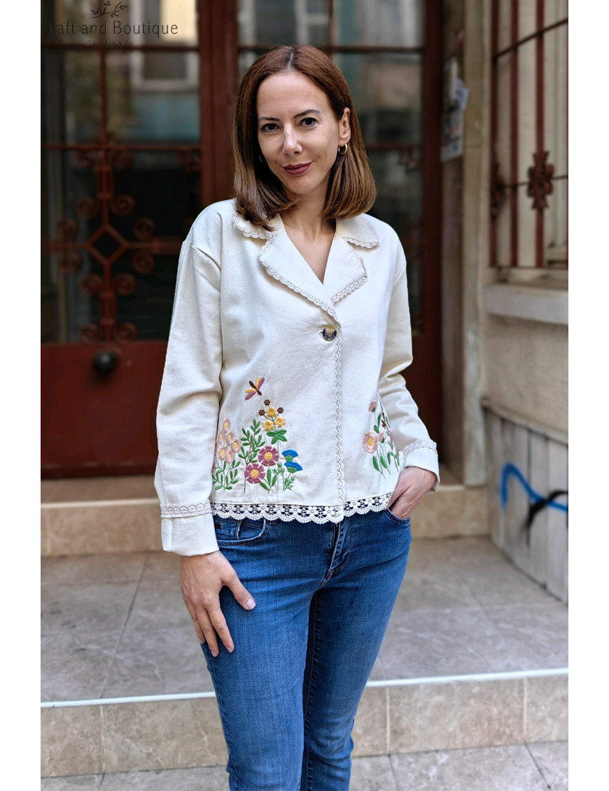 Kadın Çiçek Nakışlı Yazlık Ceket Modelleri | Dantel Detaylı, İşlemeli Bej Ceket