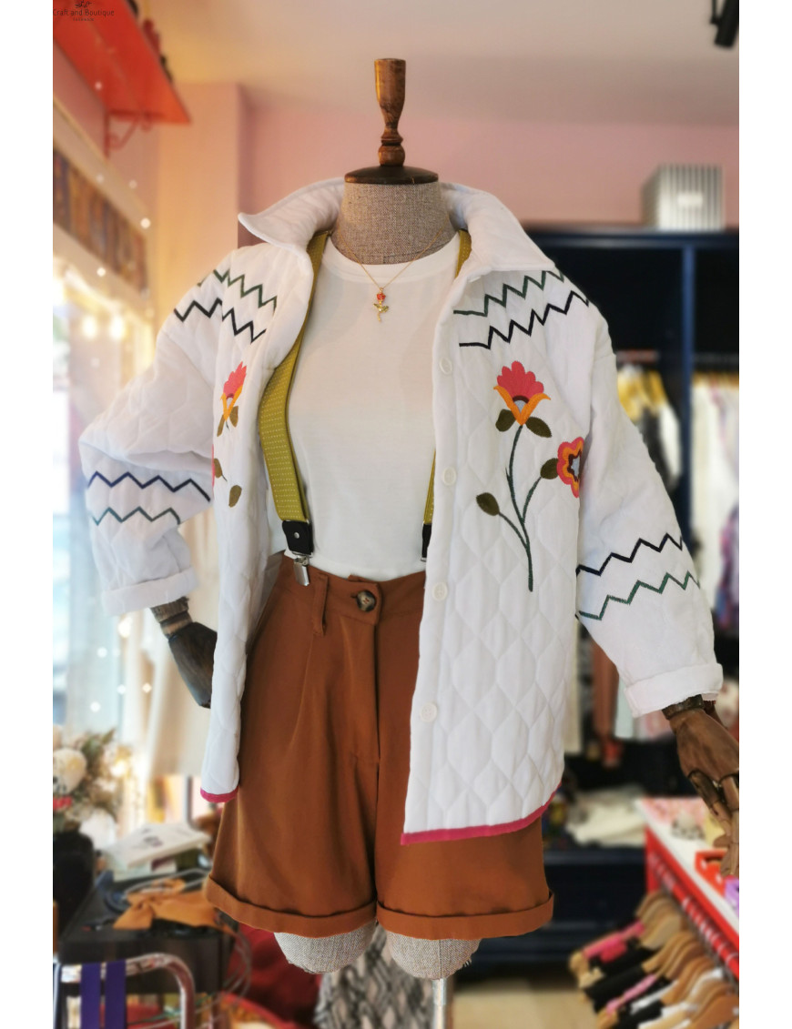 Bohem Çiçek Nakışlı Beyaz Kapitone Crop Ceket | Mevsimlik Mont