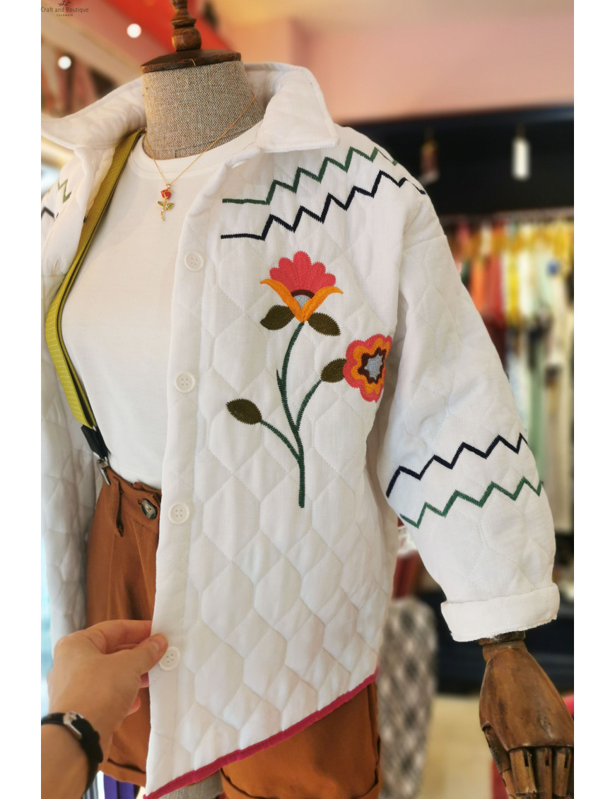 Bohem Çiçek Nakışlı Beyaz Kapitone Crop Ceket | Mevsimlik Mont