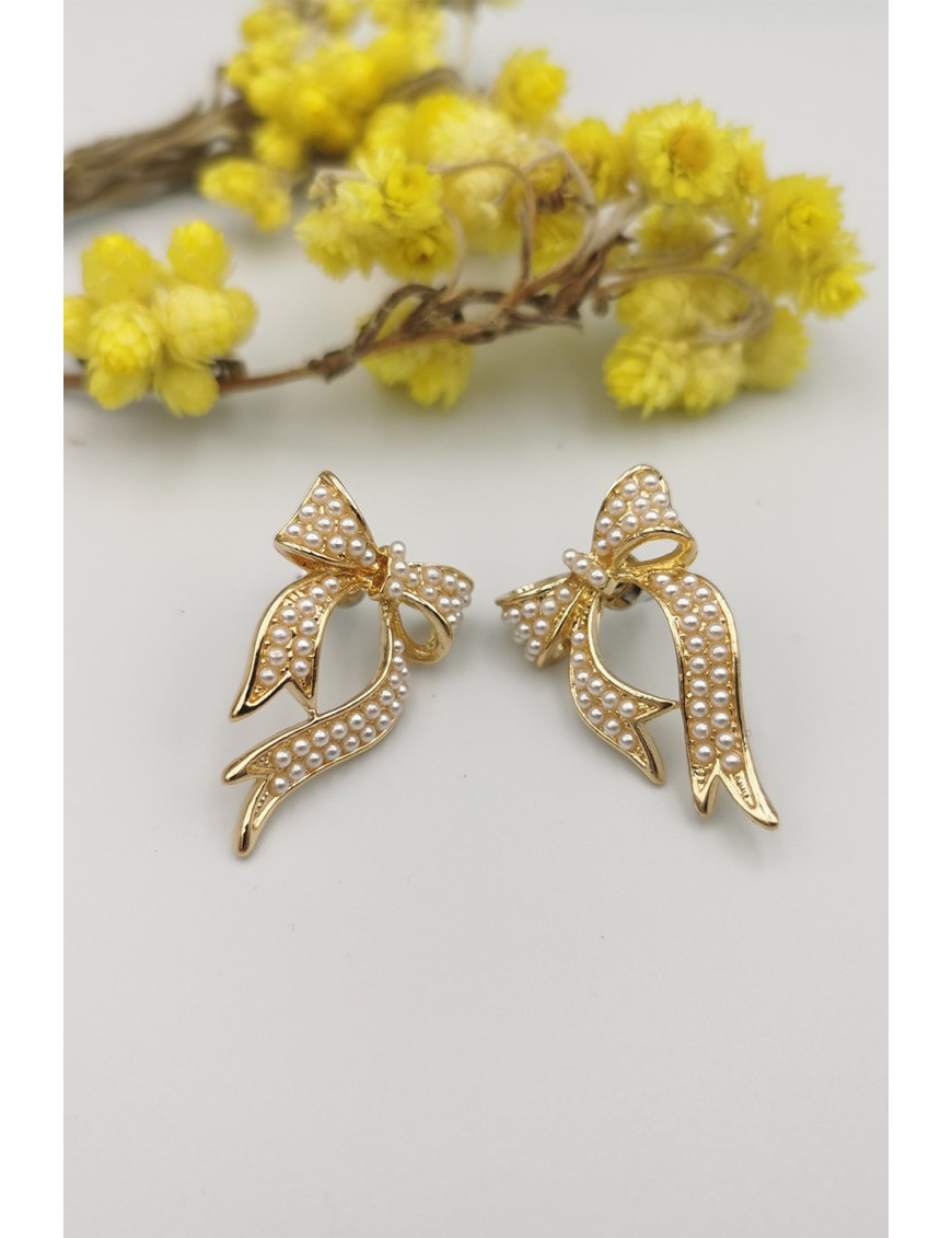 İncili Fiyonk Küpe | Gold Kurdele Formunda Zarif Takı